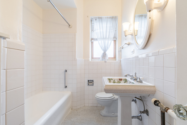 5000 South Cornell Avenue, Unit 3A Chicago, IL 60615 - Photo 9 of 14 a bathroom with a sink a toilet and bathtub