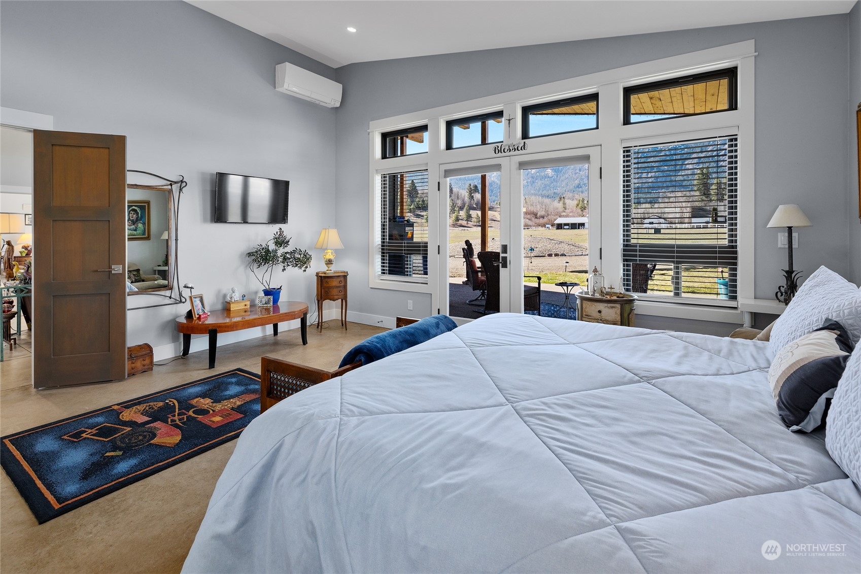 832 Pays Road Cle Elum, WA 98922 - Photo 14 of 25 a bed room with a bed and a tv