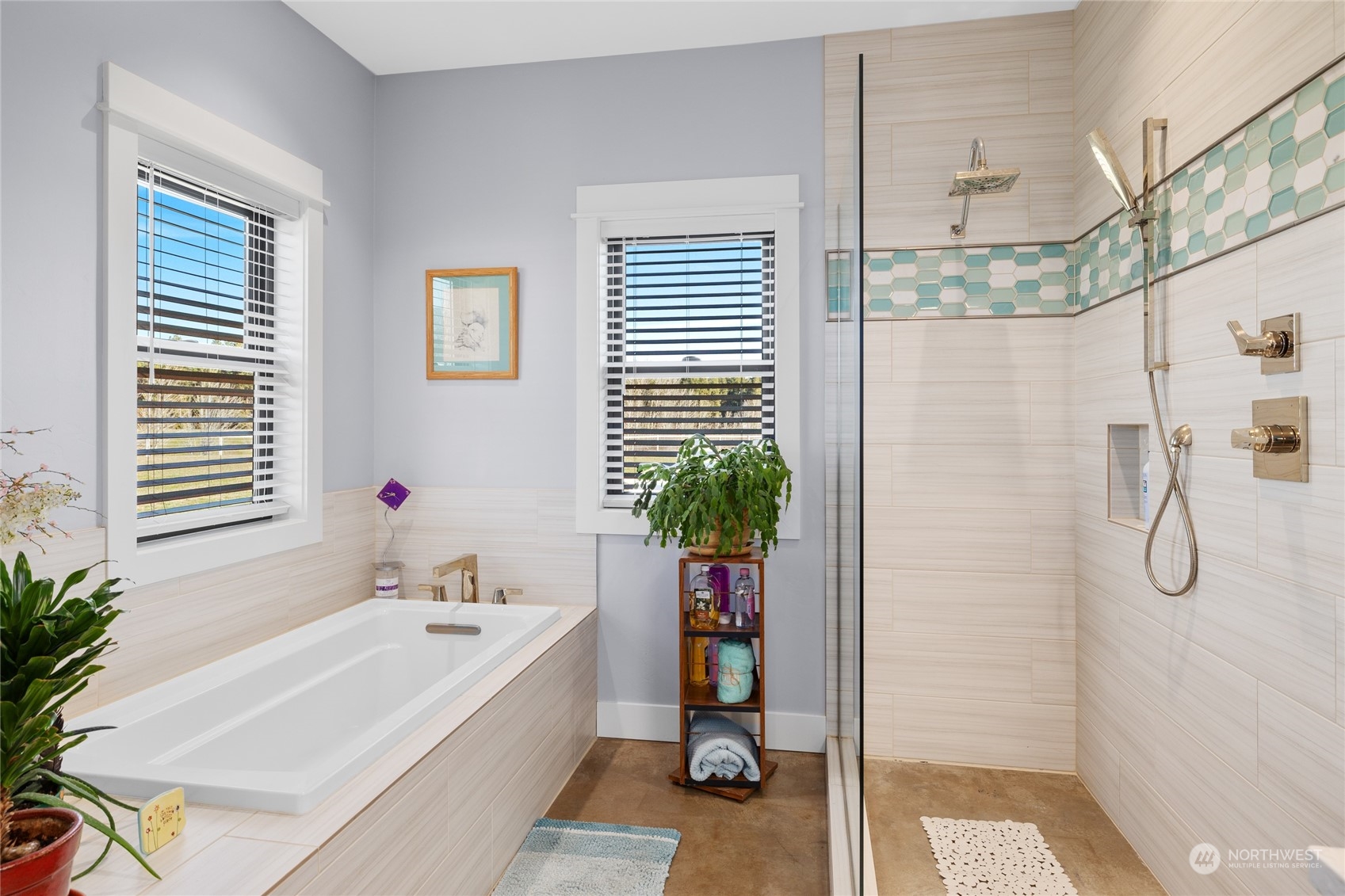 832 Pays Road Cle Elum, WA 98922 - Photo 16 of 25 a bathroom with a tub and shower