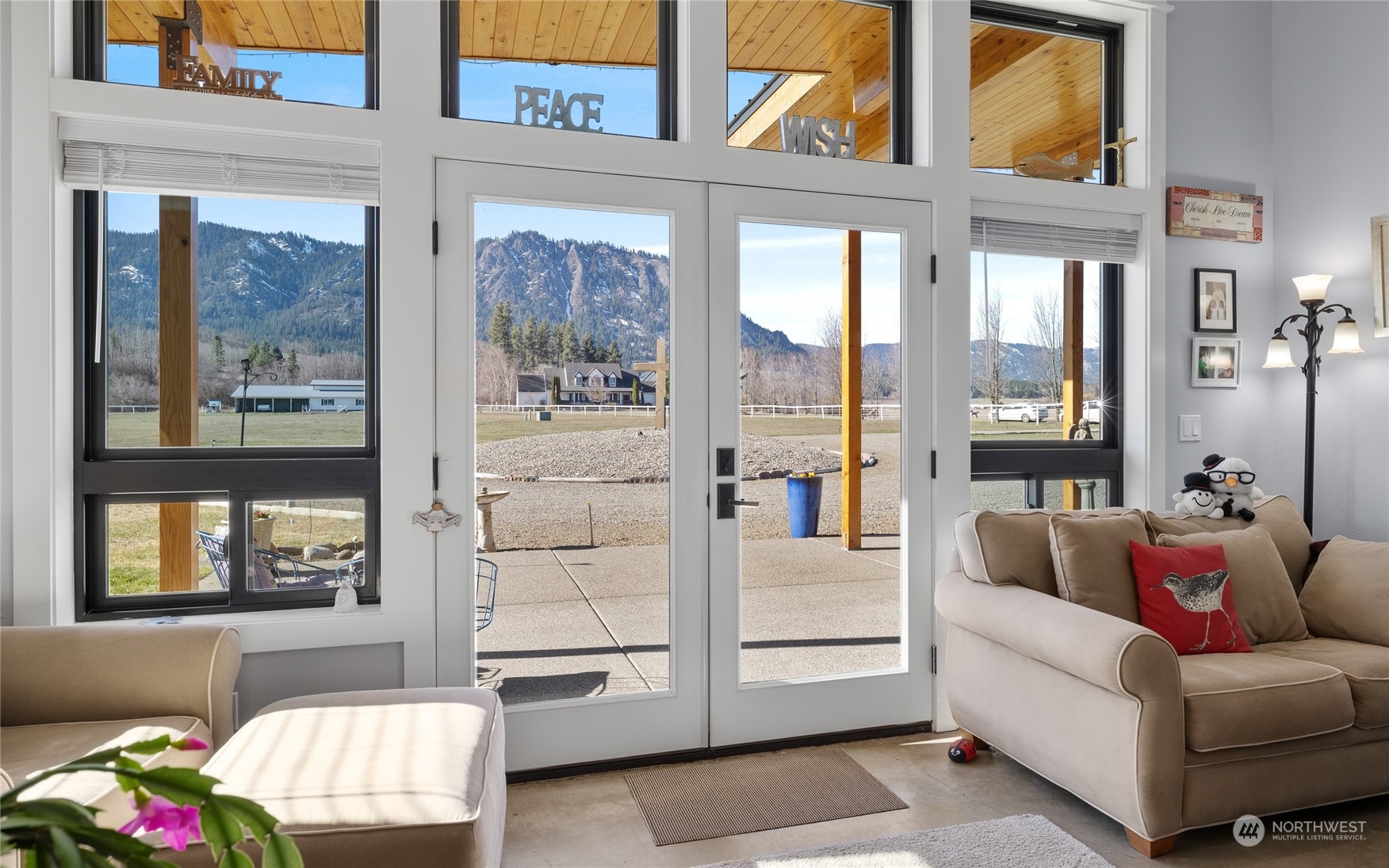 832 Pays Road Cle Elum, WA 98922 - Photo 21 of 25 a living room with furniture and a window