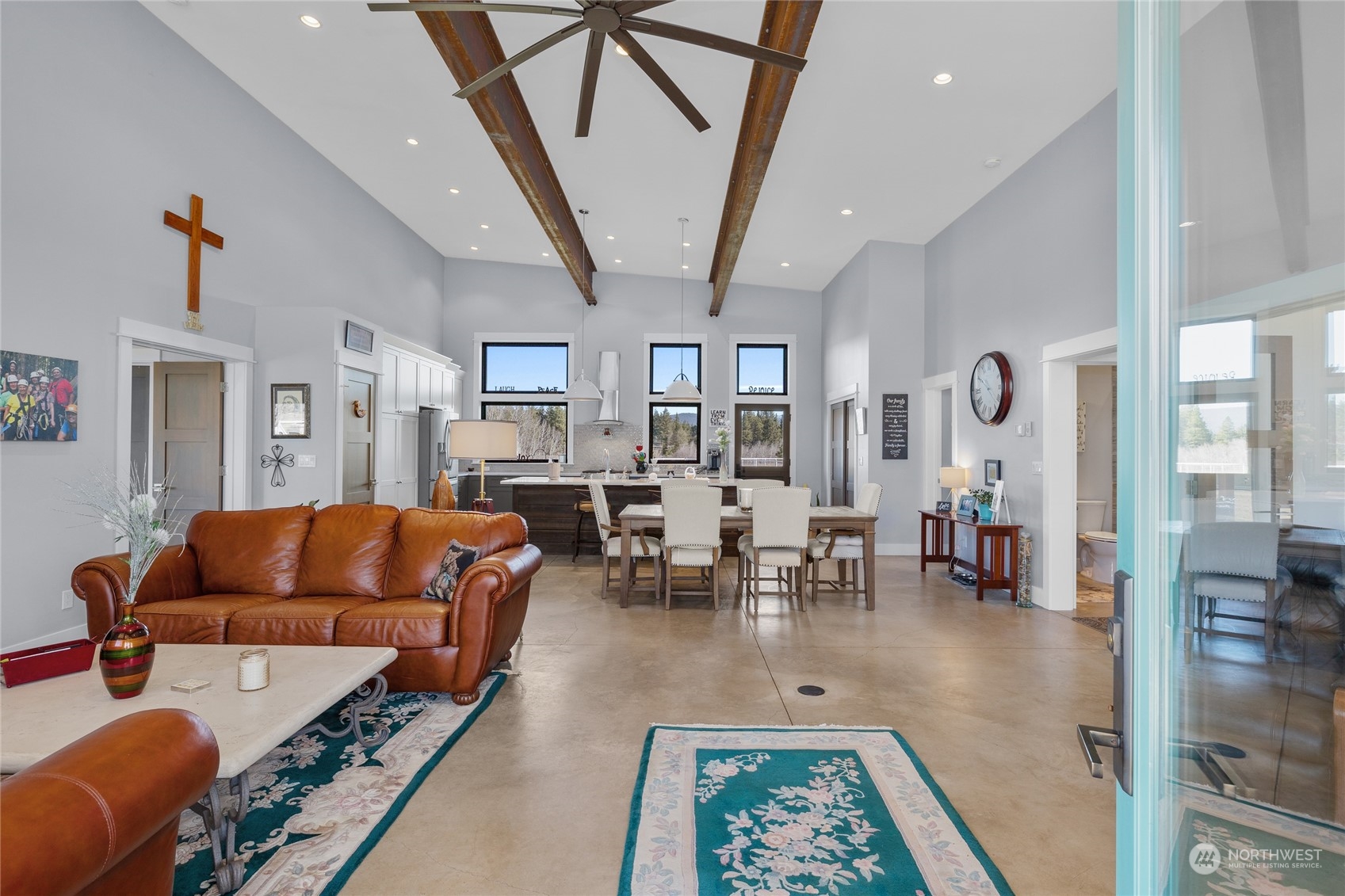 832 Pays Road Cle Elum, WA 98922 - Photo 4 of 25 a living room with furniture a rug and a chandelier