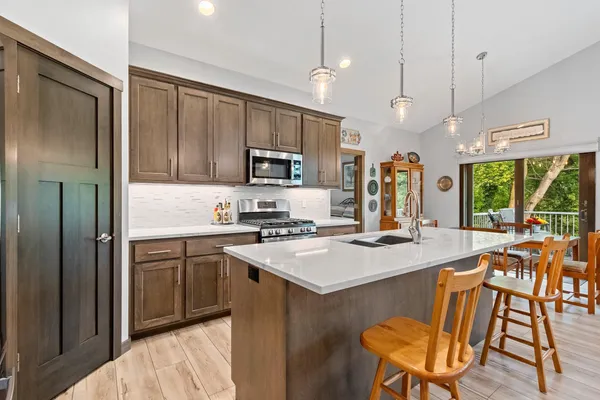 $469,900 | 2592 Farmington Way, Suamico, WI 54313