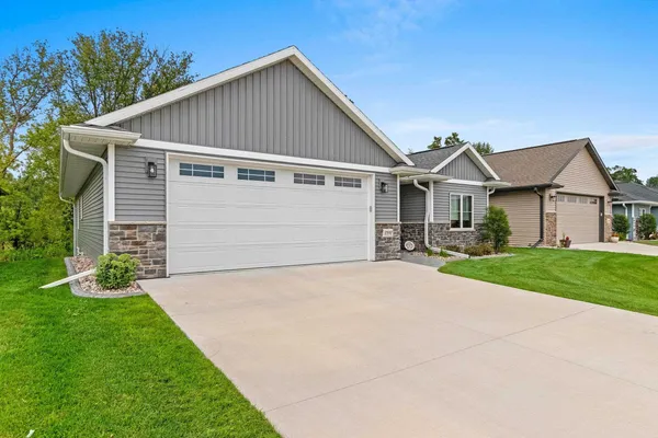 $469,900 | 2592 Farmington Way, Suamico, WI 54313