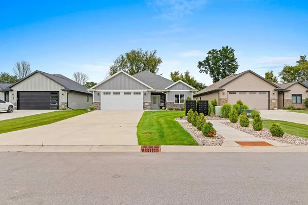 $469,900 | 2592 Farmington Way, Suamico, WI 54313