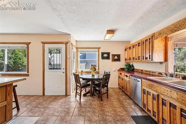 a view of a livingroom with furniture and furniture