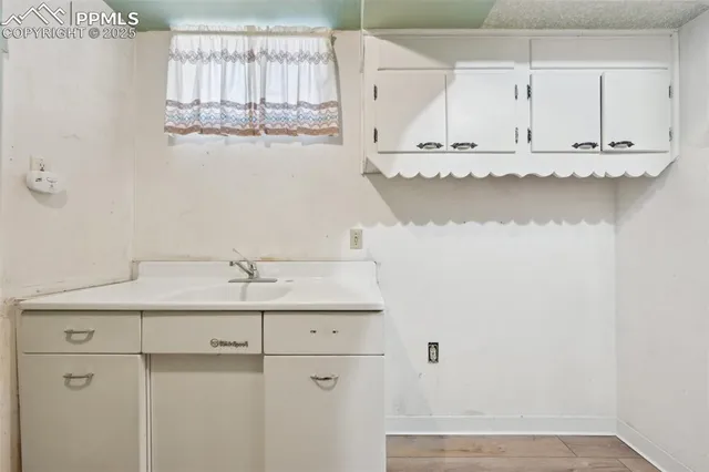 a view of a livingroom with an empty space and more furniture