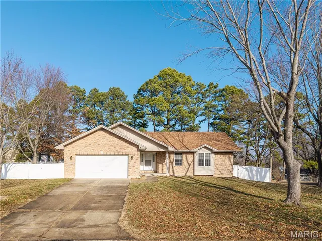$311,000 | 815 South Suncrest Drive, Hillsboro, MO 63050