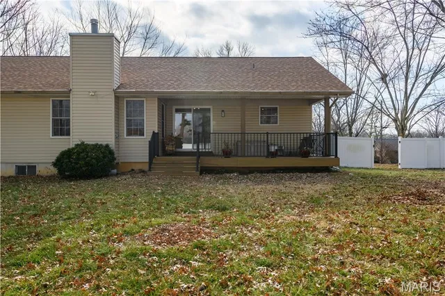 $311,000 | 815 South Suncrest Drive, Hillsboro, MO 63050