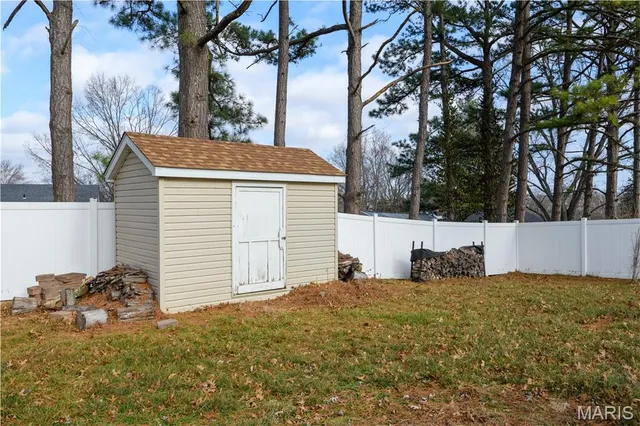 $311,000 | 815 South Suncrest Drive, Hillsboro, MO 63050