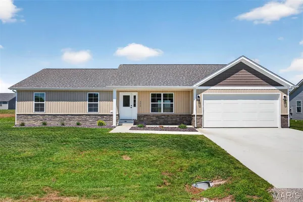 $360,000 | 4819 Fitz James Crossing, Highland, IL 62249