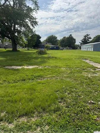 $14,000 | 207 South Elm Street, Bowen, IL 62316