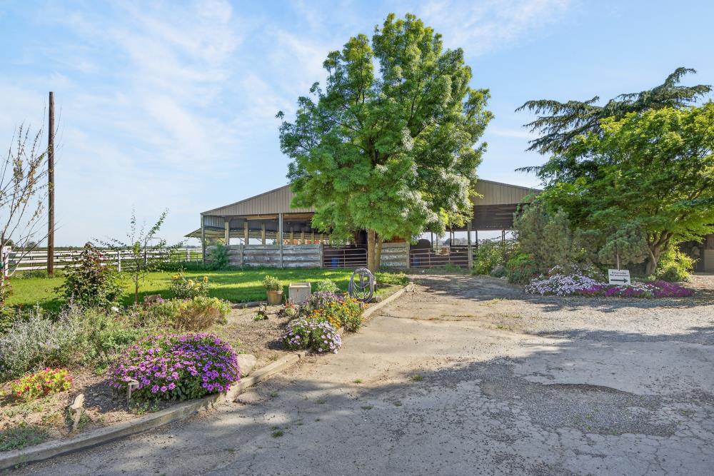 13512 Alta Mesa Road Galt, CA 95632 - Photo 57 of 99 a view of a garden with a bench