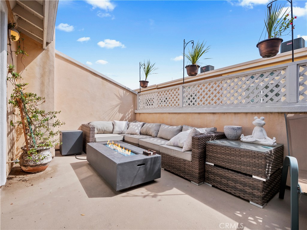 2517 Rockefeller Lane, Unit B Redondo Beach, CA 90278 - Photo 14 of 36 a living room with furniture and flowers