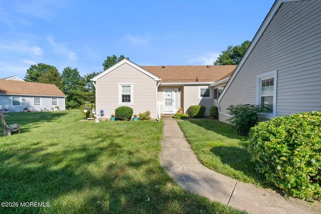 a view of a house with yard and plants