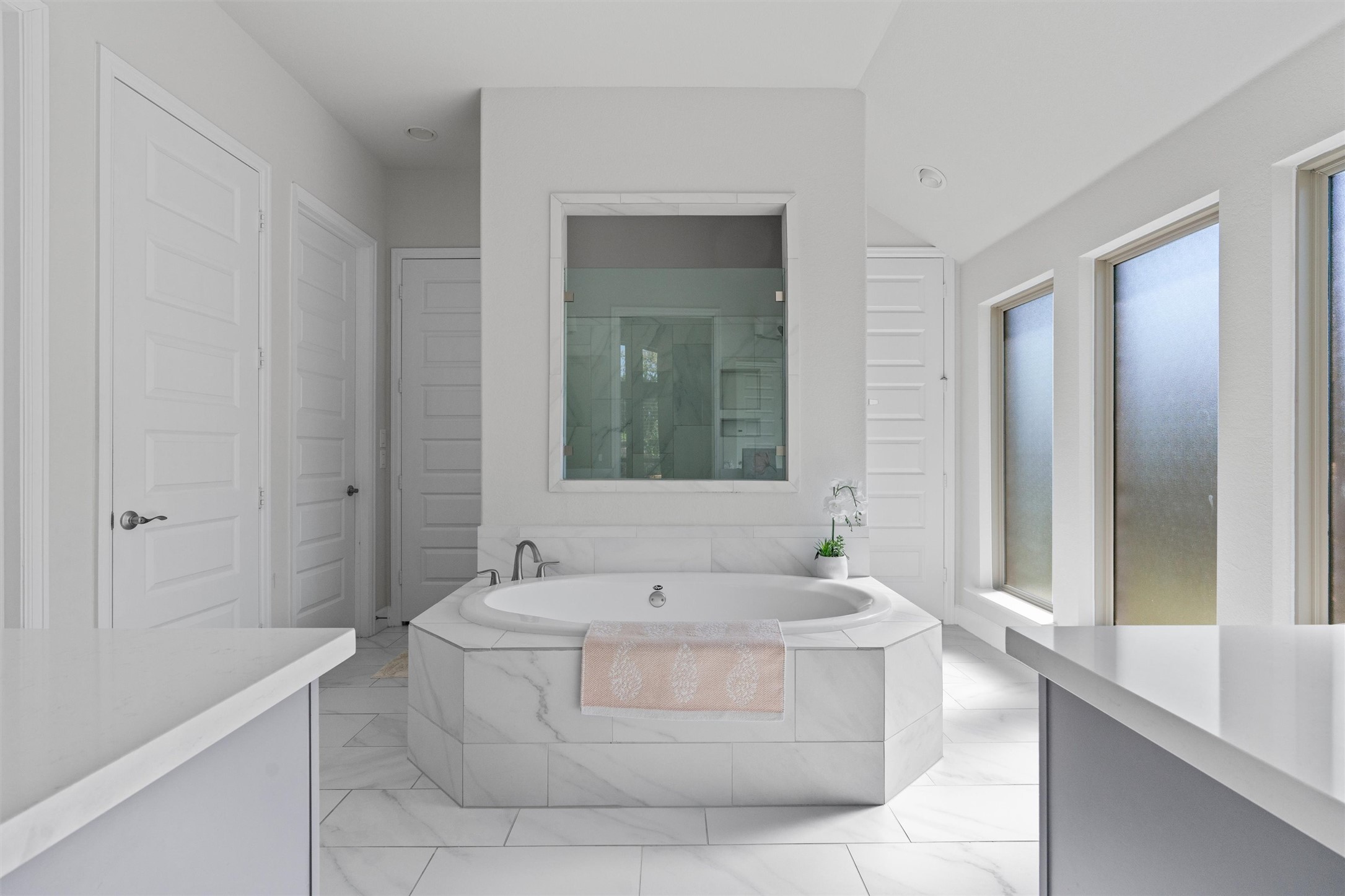 101 Pienza Drive Georgetown, TX 78628 - Photo 21 of 40 a spacious bathroom with bathtub and shower