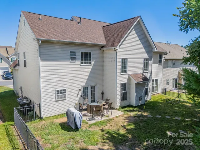 a view of a house with backyard