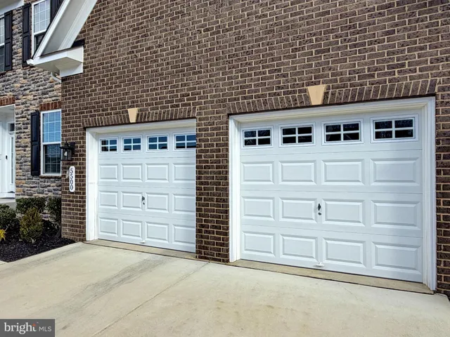 a view of a house with backyard