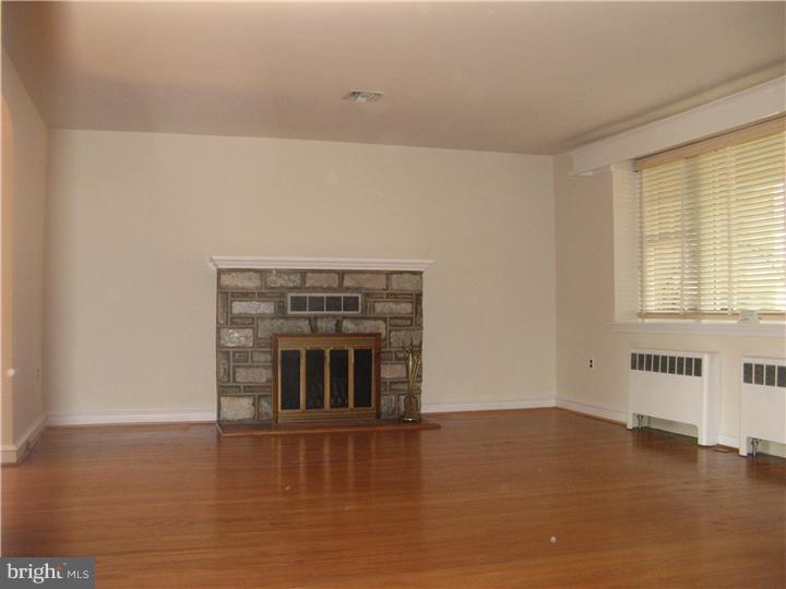 2545 Mansion Road Huntingdon Valley, PA 19006 - Photo 3 of 24 Living Room