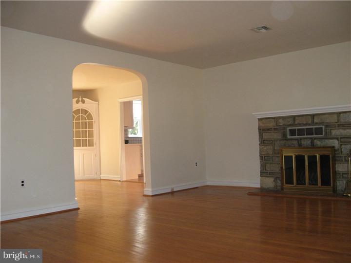 2545 Mansion Road Huntingdon Valley, PA 19006 - Photo 4 of 24 Living Room