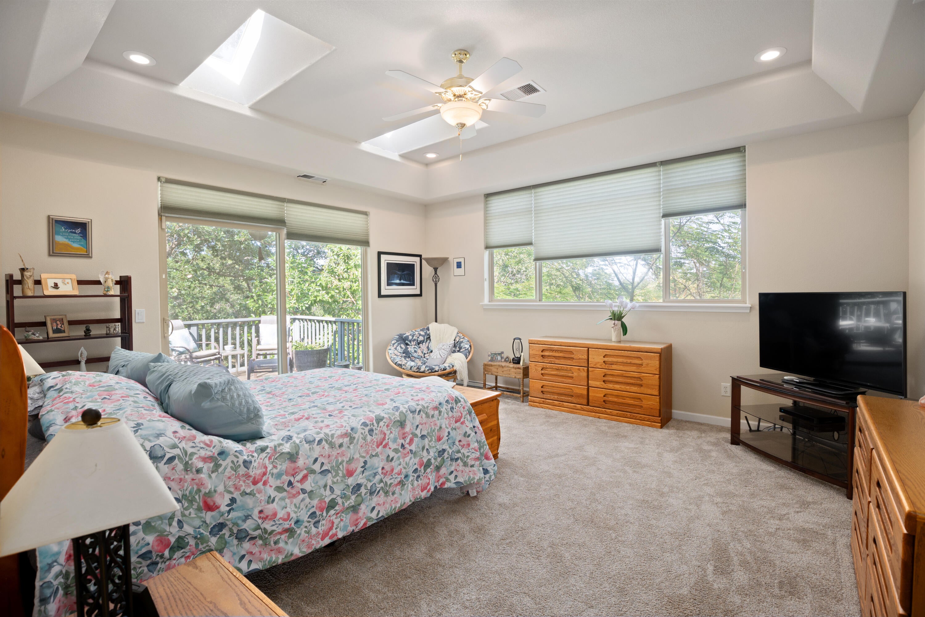 5668 Upper River Road Grants Pass, OR 97526 - Photo 20 of 50 primary ensuite enjoys vaulted ceiling, private balcony/deck and jacuzzi tub