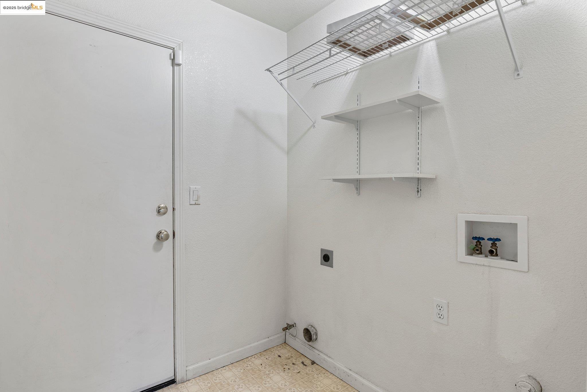 5200 Mohican Way Antioch, CA 94531 - Photo 39 of 50 a view of an empty walk in closet