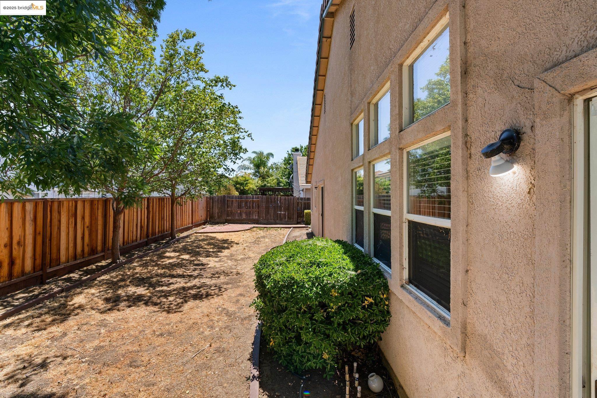 5200 Mohican Way Antioch, CA 94531 - Photo 47 of 50 a view of a backyard with pathway