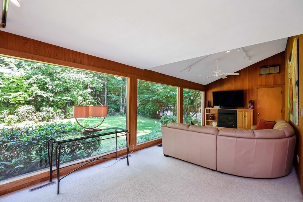 135 Captain Road Longmeadow, MA 01106 - Photo 18 of 41