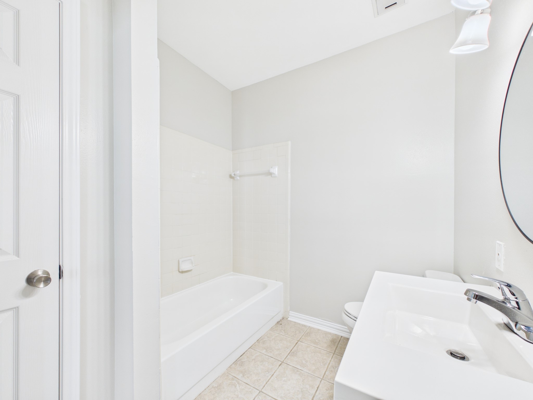4001 Tanglewilde Street, Unit 709 Houston, TX 77063 - Photo 21 of 23 Comfortable full bathroom easily accessible from guest room