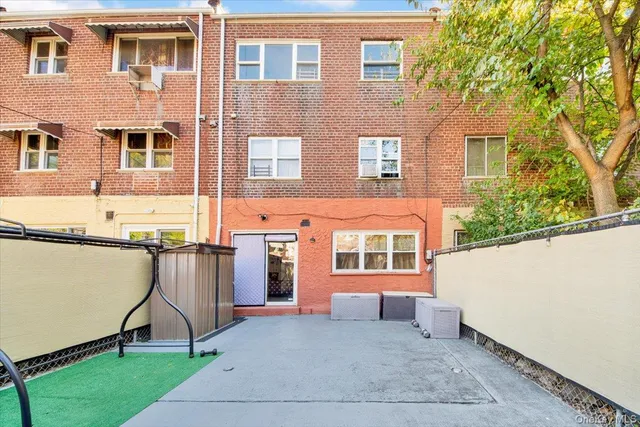 $950,000 | 437 Torry Avenue | Castle Hill