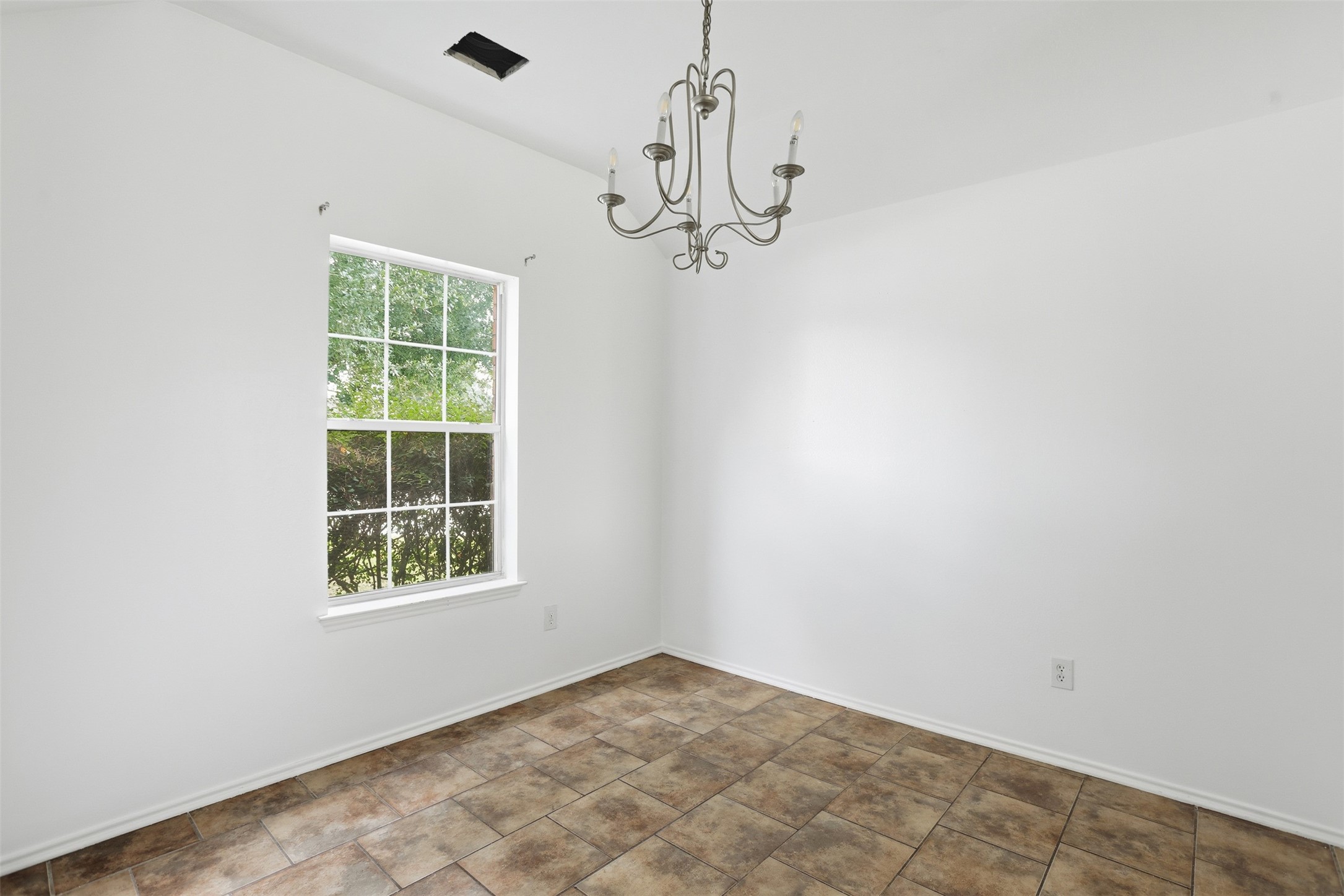 9815 Wedgeford Court Houston, TX 77044 - Photo 23 of 24 an empty room with a window