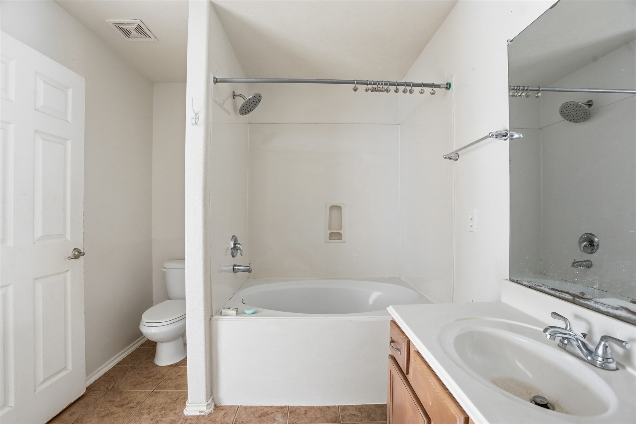 9815 Wedgeford Court Houston, TX 77044 - Photo 10 of 24 a bathroom with a sink a toilet and a bathtub