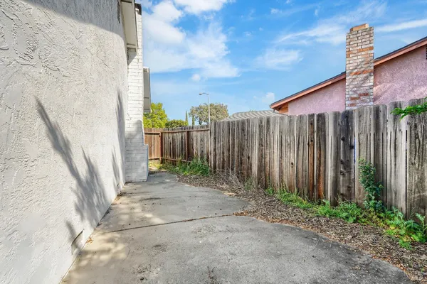a view of a backyard with pathway