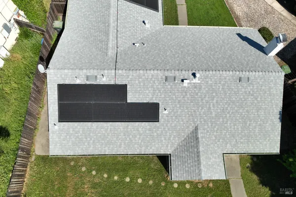 a view of residential houses with an outdoor space