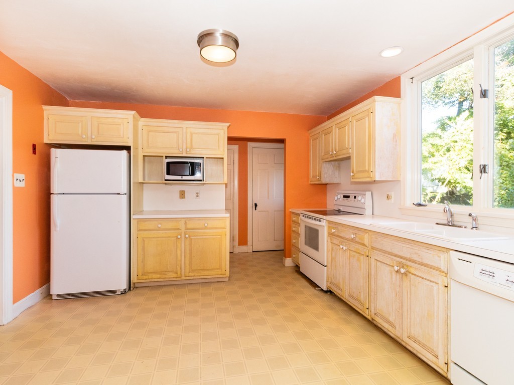 46 St Marys Road Milton, MA 02186 - Photo 9 of 27 Gallery Image 9