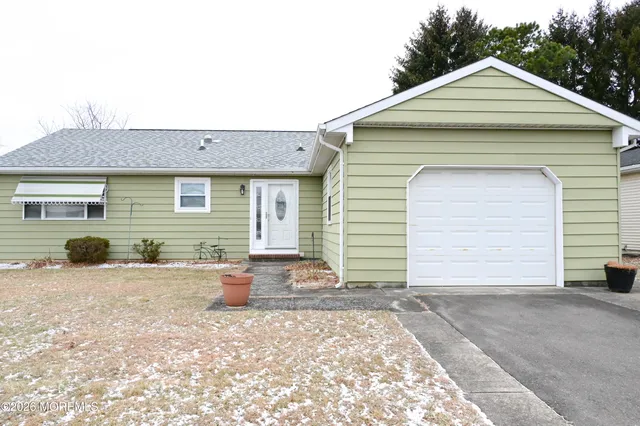 $375,000 | 15 Chateux Lane, Toms River, NJ 08757