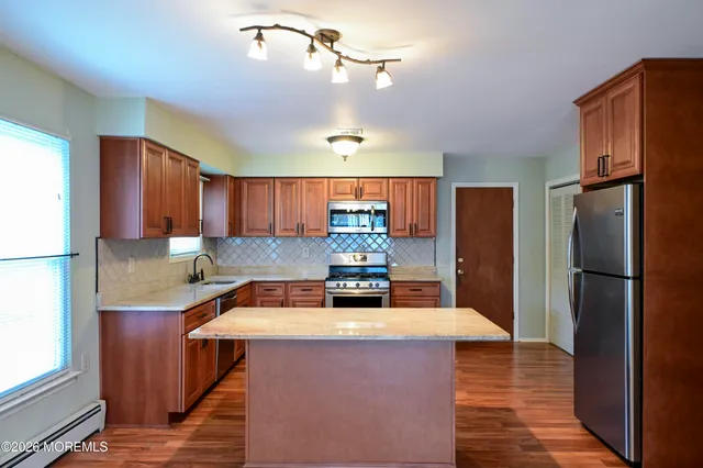 $375,000 | 15 Chateux Lane, Toms River, NJ 08757