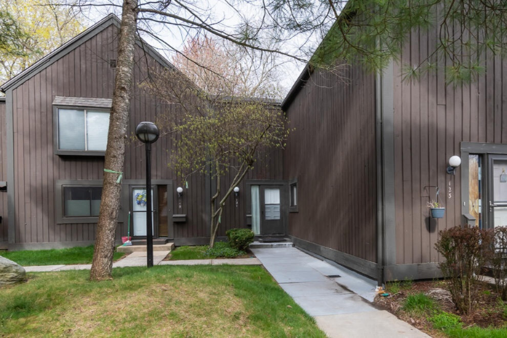 121 Inverness Court Kalamazoo, MI 49006 - Photo 2 of 27 RN5_9653