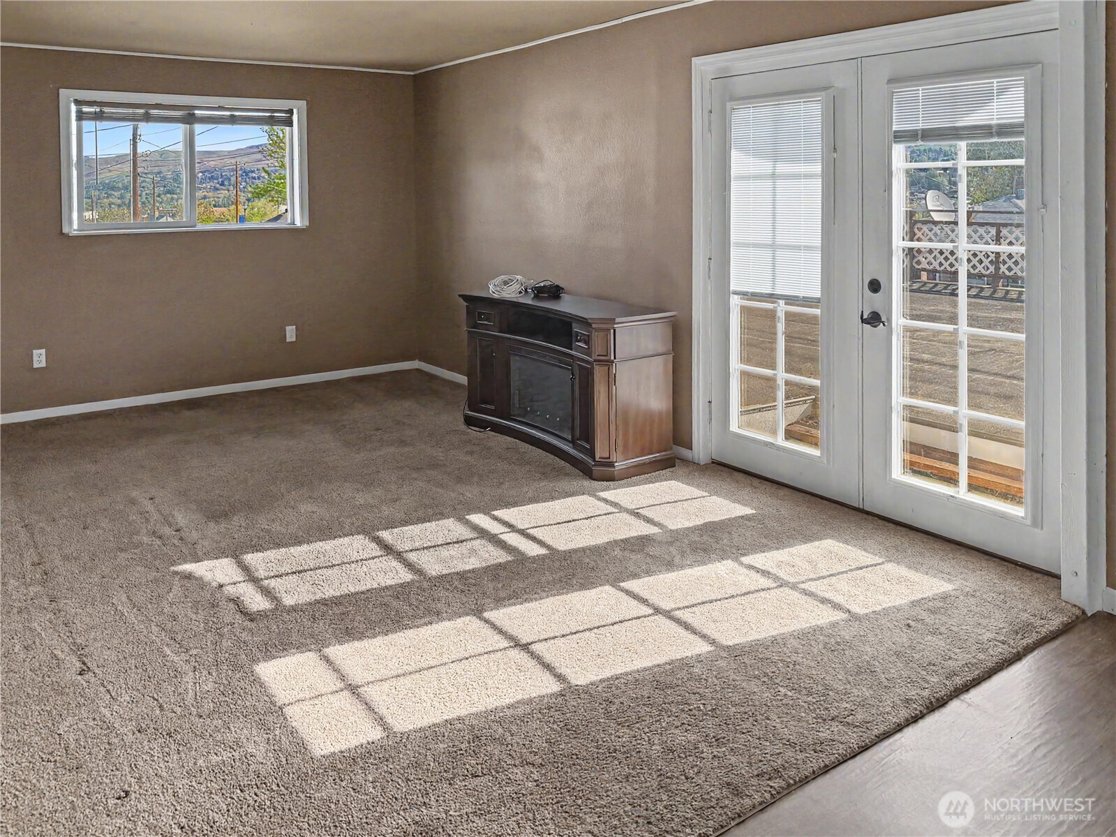 802 South Chelan Avenue Wenatchee, WA 98801 - Photo 23 of 40 a view of a livingroom with wooden floor and windows