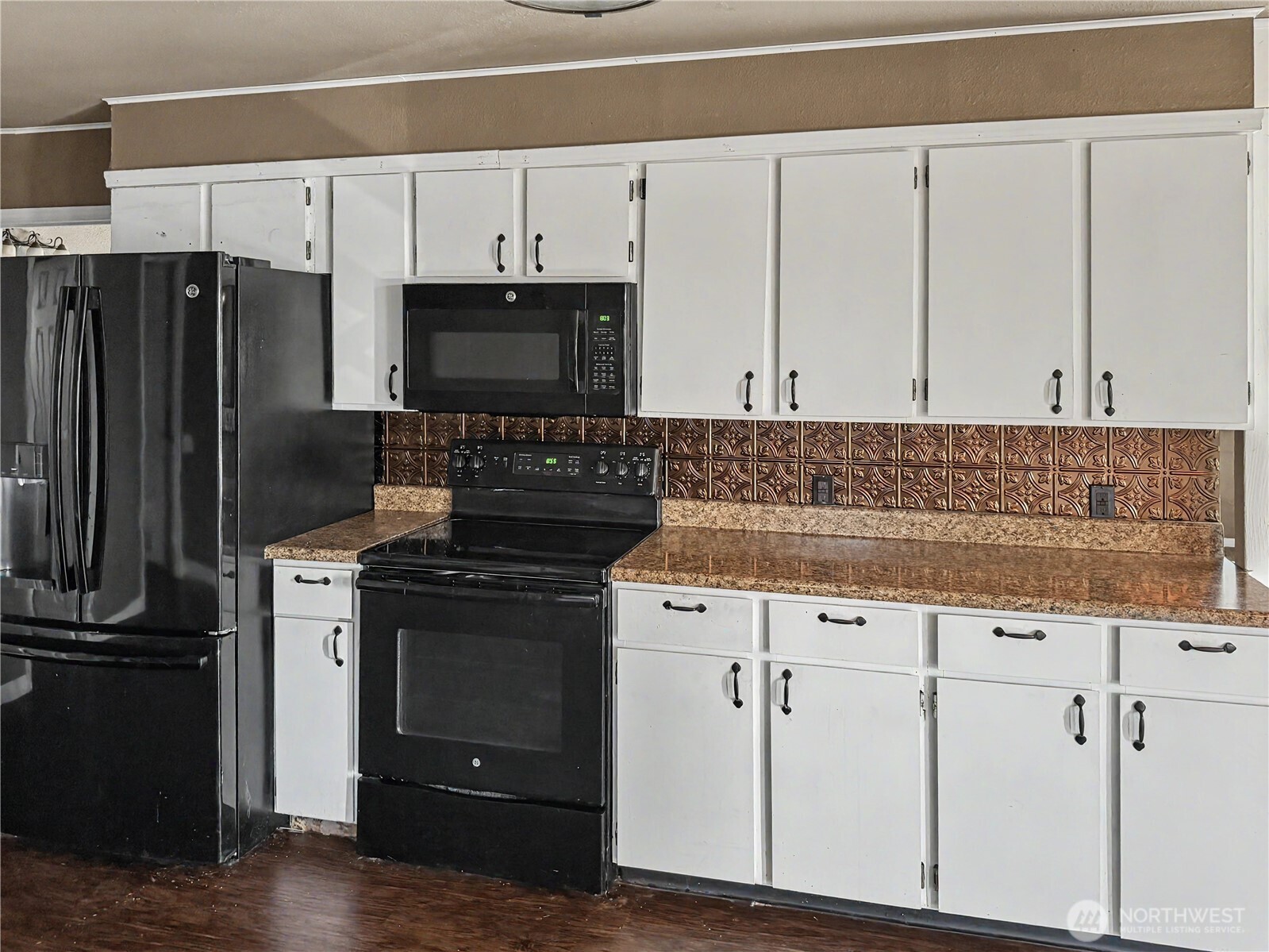802 South Chelan Avenue Wenatchee, WA 98801 - Photo 27 of 40 a kitchen with granite countertop a stove a sink and a refrigerator