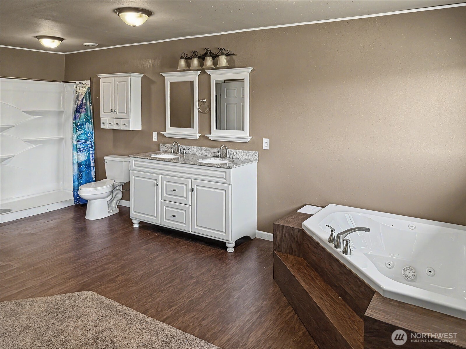 802 South Chelan Avenue Wenatchee, WA 98801 - Photo 30 of 40 a bathroom with a bathtub sink and mirror