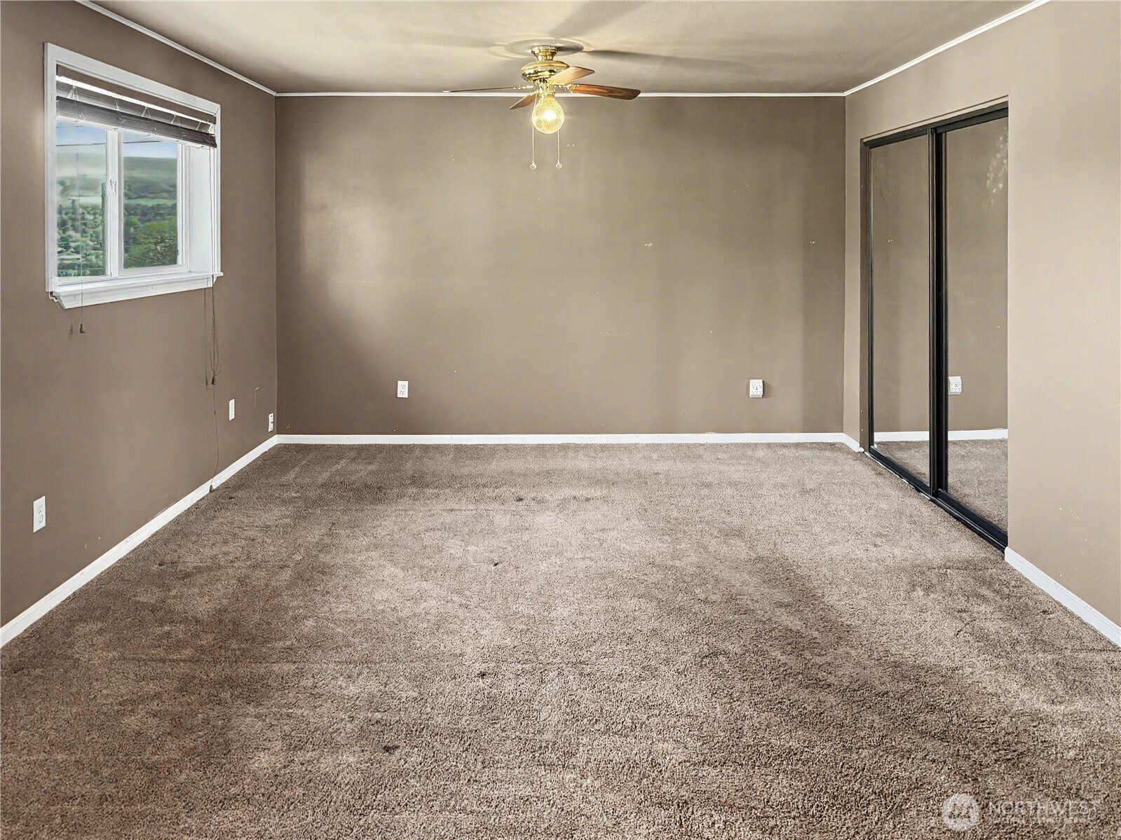 802 South Chelan Avenue Wenatchee, WA 98801 - Photo 31 of 40 a view of an empty room with a window