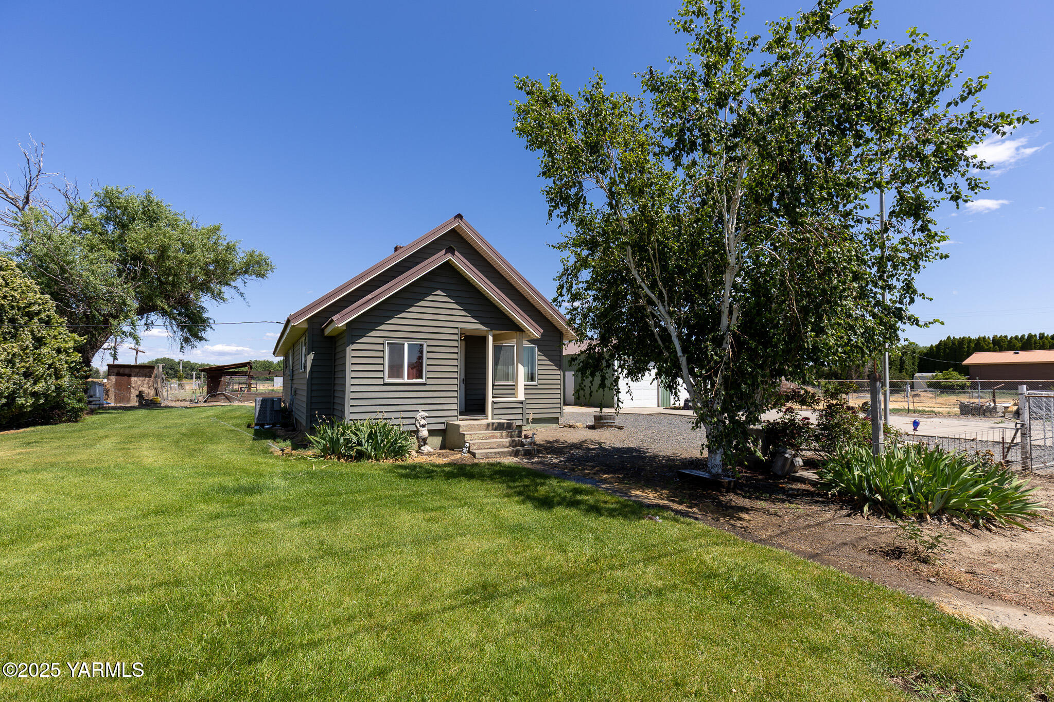 1081-1101 McDonald Road Toppenish, WA 98948 - Photo 1 of 2 a view of house with yard
