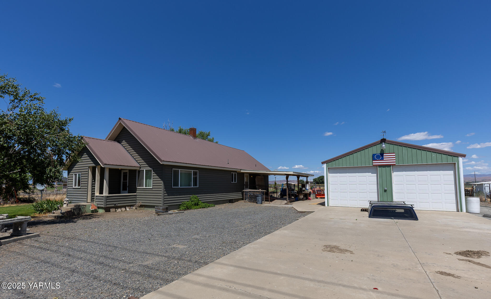 1081-1101 McDonald Road Toppenish, WA 98948 - Photo 2 of 2 a front view of a house with a yard