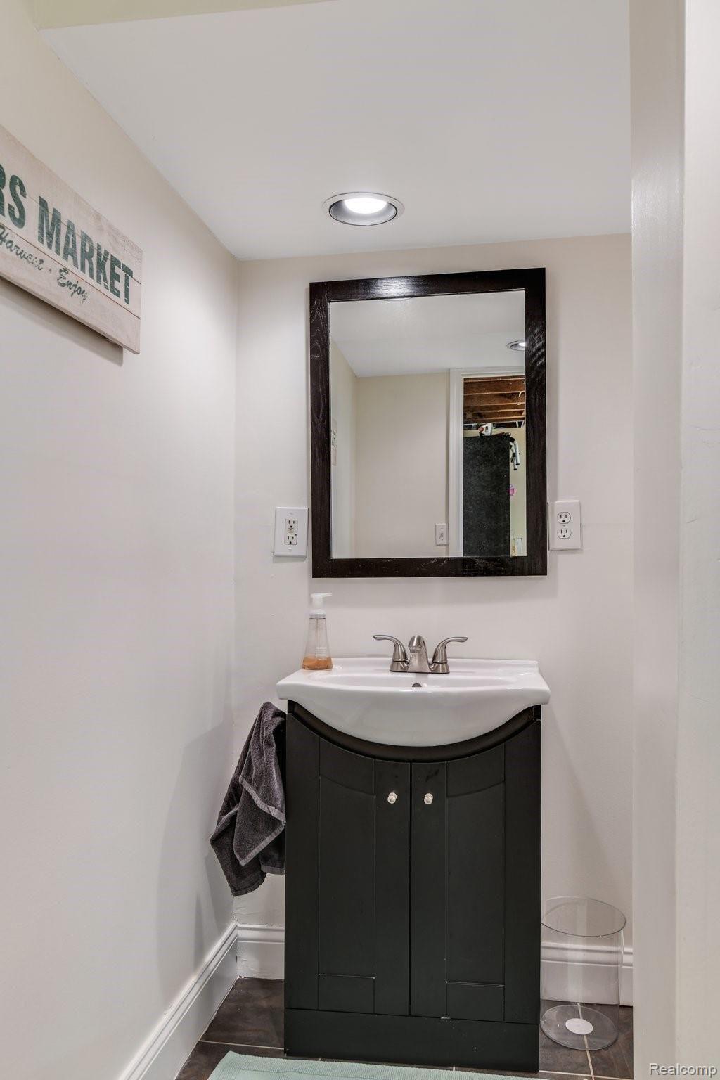 737 Princeton Road Berkley, MI 48072 - Photo 25 of 31 25-web-or-mls-737 Princeton Road - Berkley0022.jpg