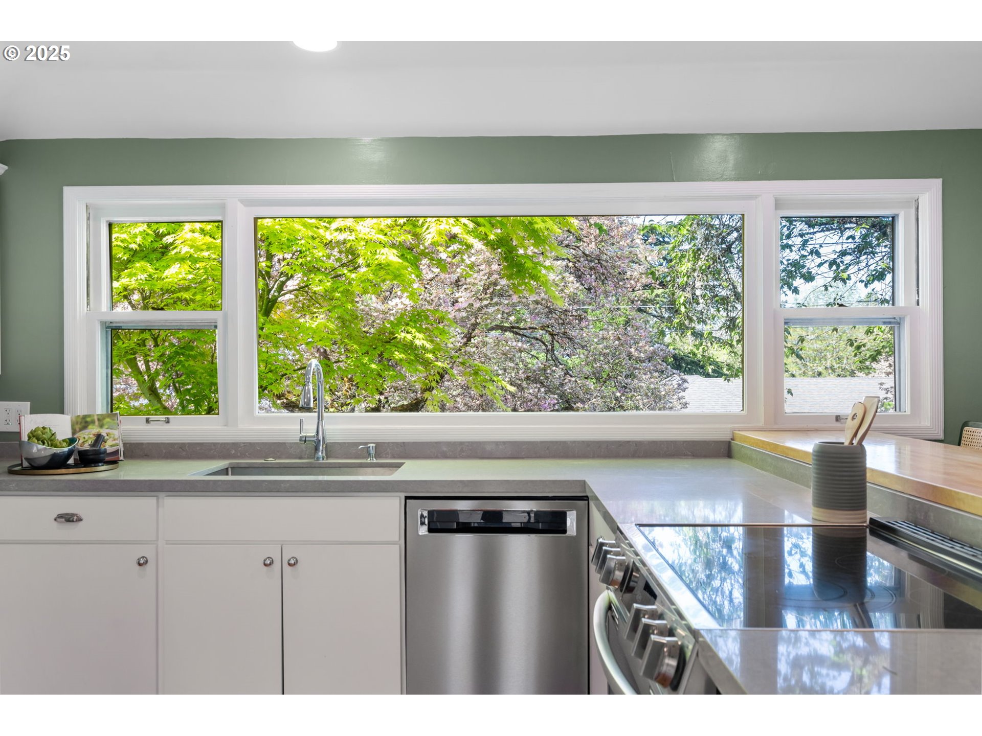 8075 Southwest Valley View Court Portland, OR 97225 - Photo 11 of 23 Gallery Image 11