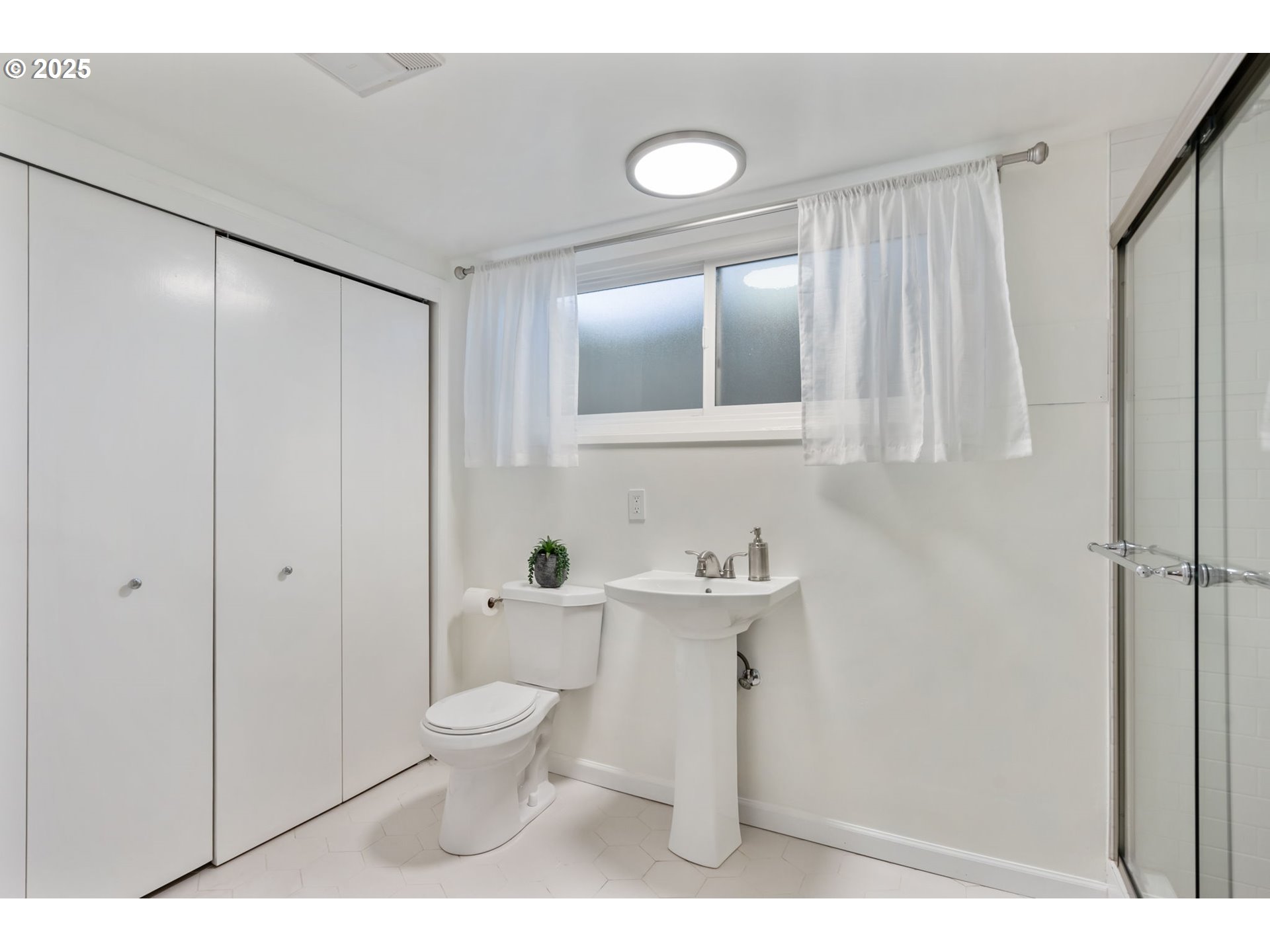 8075 Southwest Valley View Court Portland, OR 97225 - Photo 18 of 23 Gallery Image 18