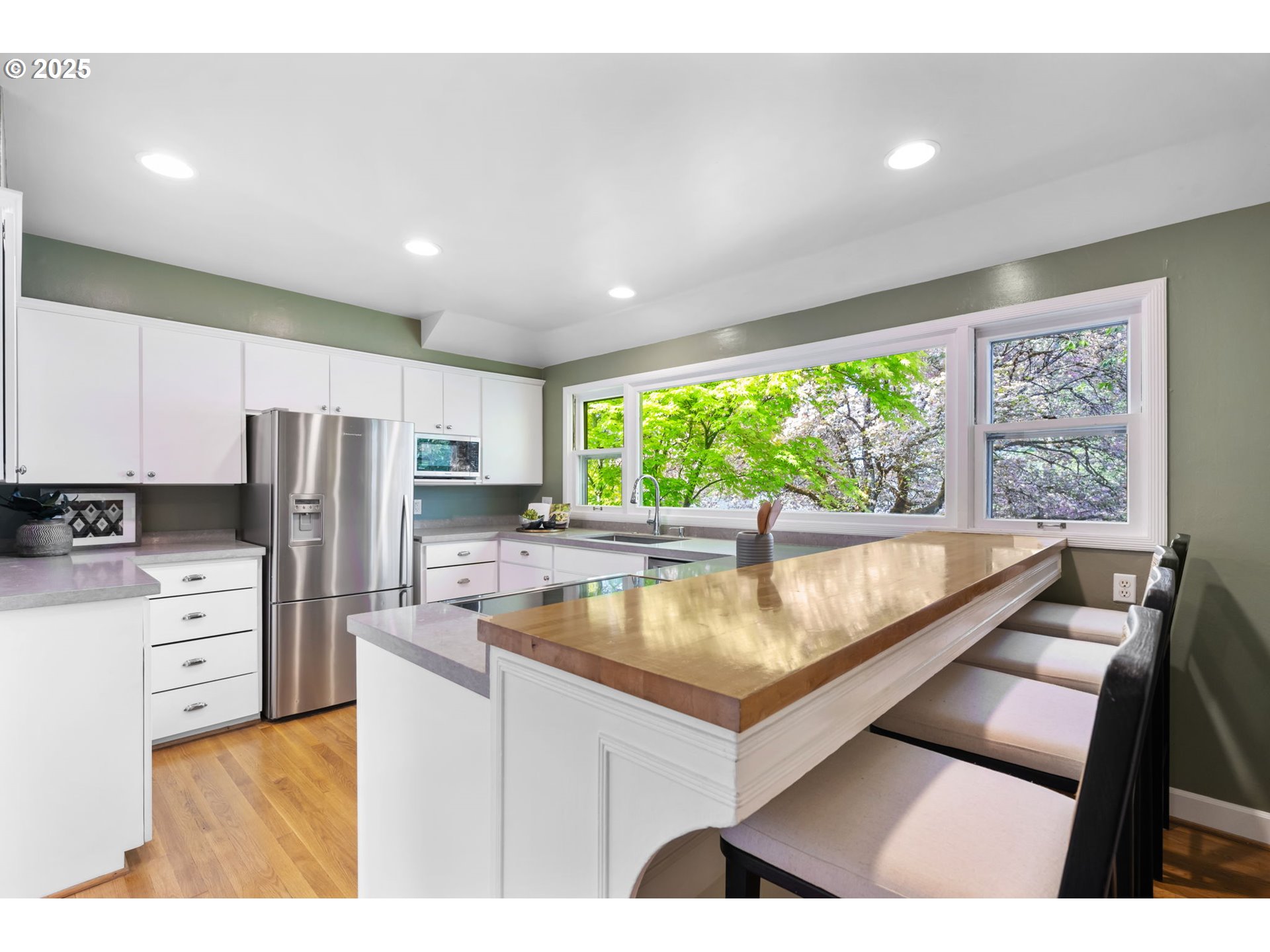 8075 Southwest Valley View Court Portland, OR 97225 - Photo 9 of 23 Gallery Image 9
