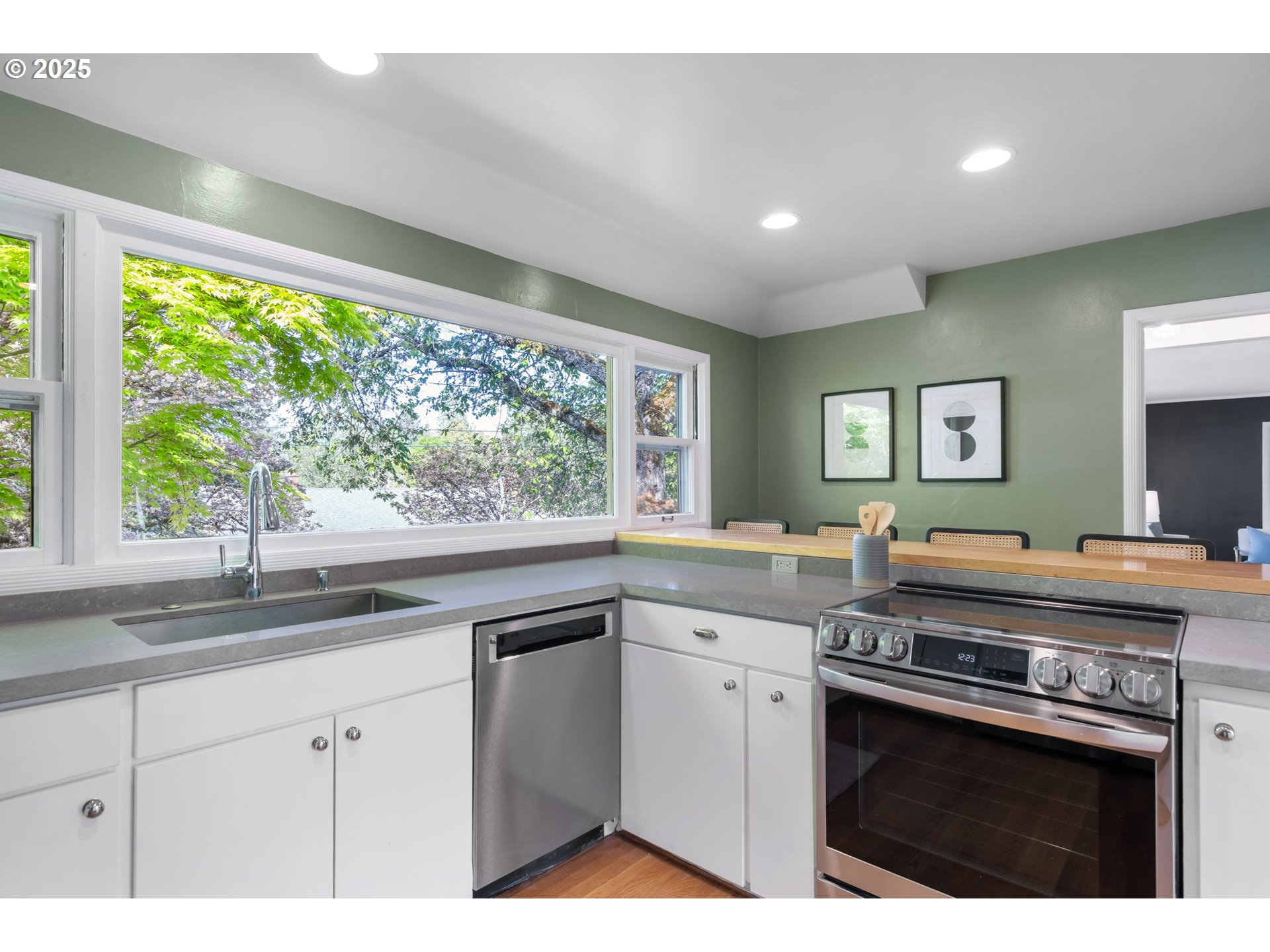 8075 Southwest Valley View Court Portland, OR 97225 - Photo 10 of 23 Gallery Image 10