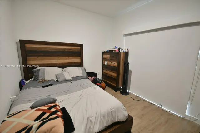 a bed room with a bed and a closet