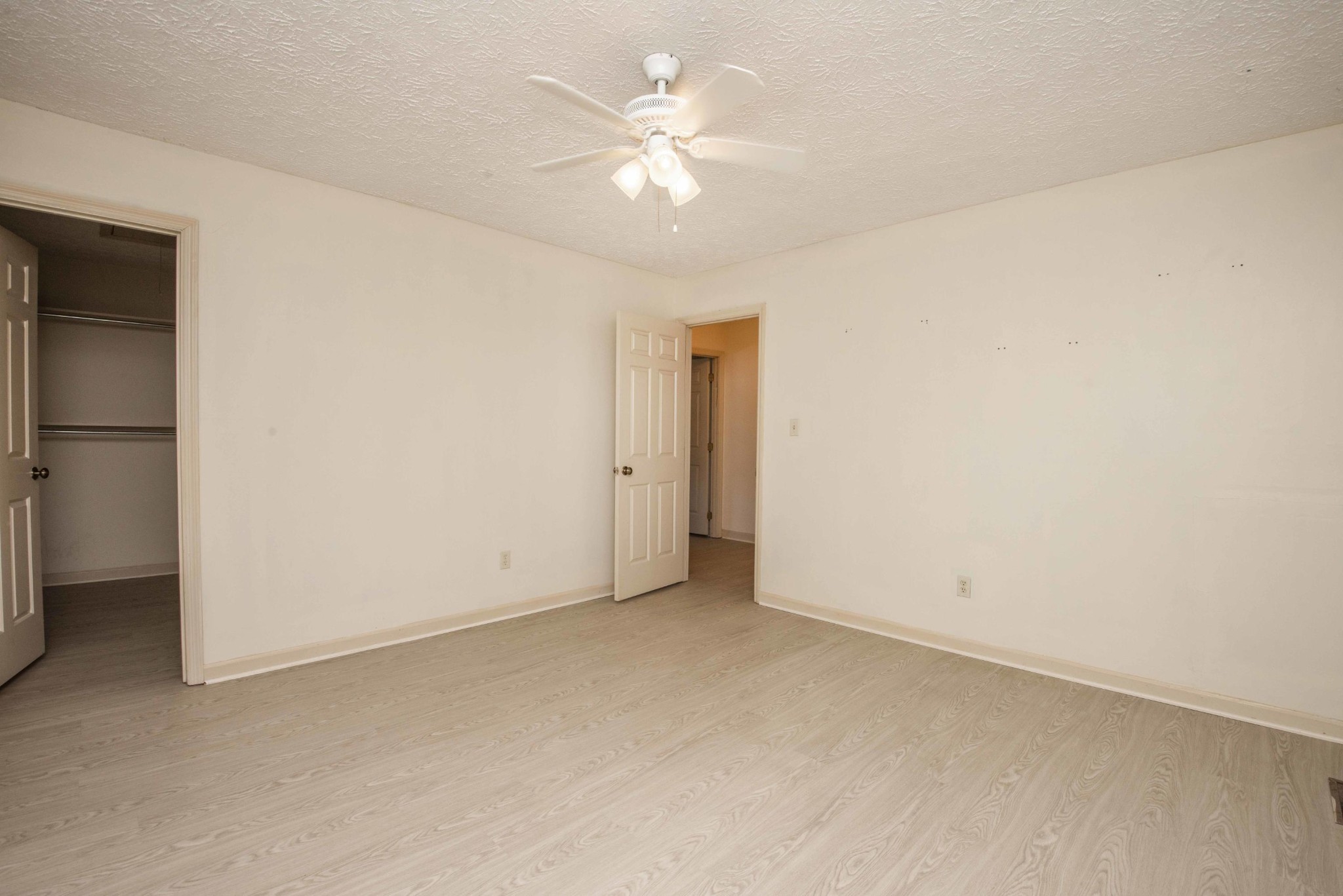 149 High Point Lane Oak Ridge, TN 37830 - Photo 6 of 27 an empty room with a ceiling fan and a window